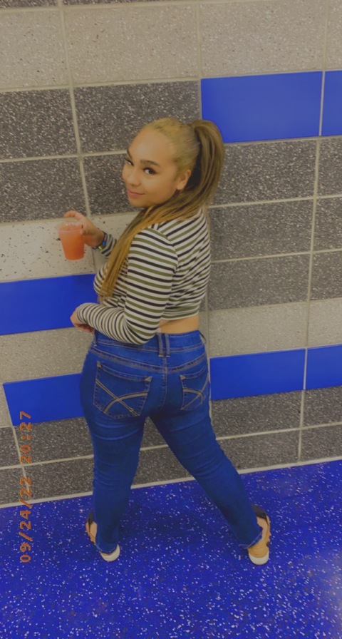 islandgyalwilli onlyfans leaked picture 1